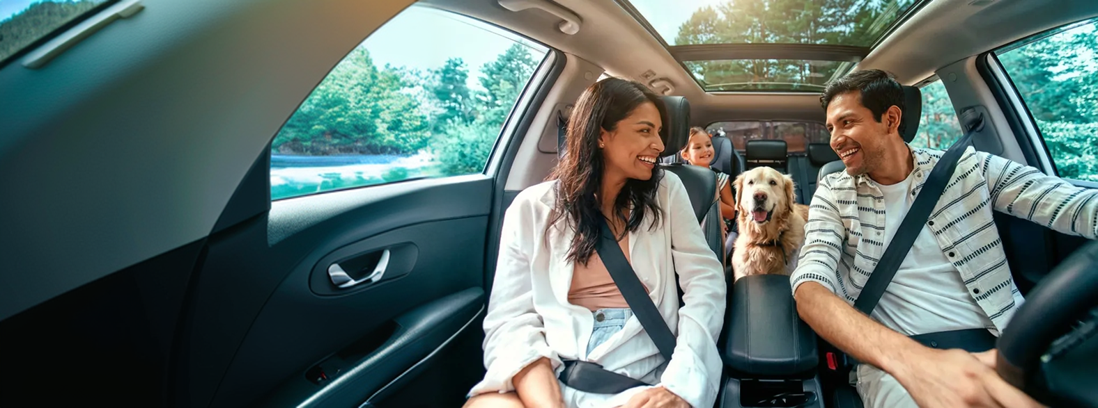 Familia sonriendo dentro un auto simbolizando la protección que brinda un seguro vehicular